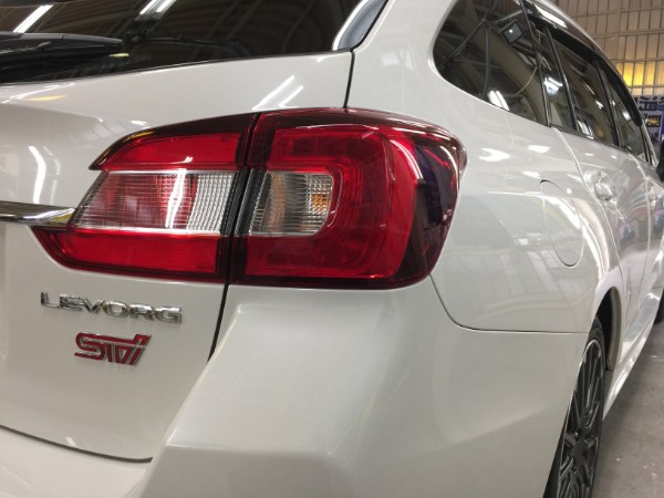 レヴォーグ・ボディガラスコーティング後のSTIエンブレム