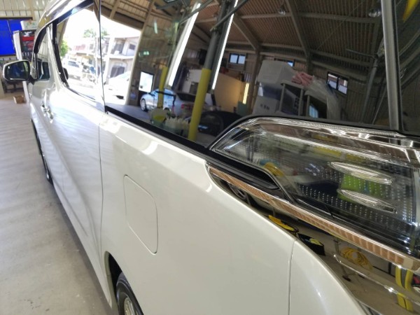 ヴェルファイア・コーティング施工後の左クォーターパネル付近