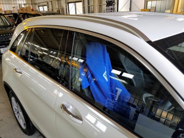 メルセデスベンツGLS・メッキモールコーティング&窓ガラスコーティング後の運転席ドアガラス付近