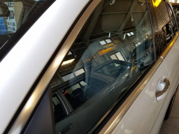 メルセデスベンツGLS・メッキモールコーティング&窓ガラスコーティング後の助手席ドアガラス