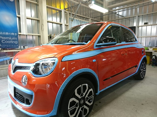 トゥインゴ・プレミアムコーティング施工中