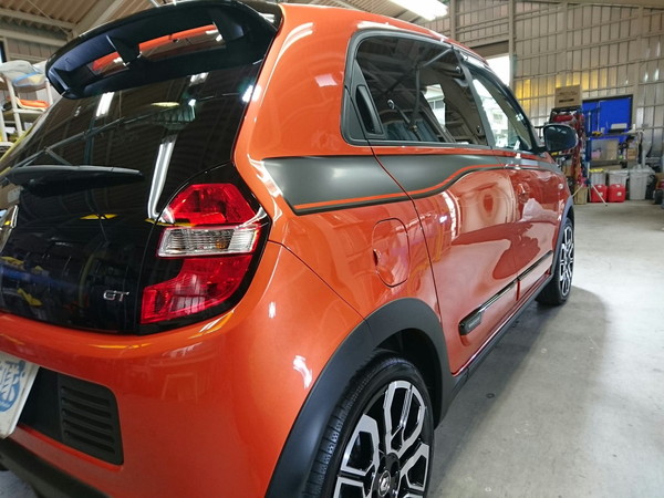 トゥインゴ・プレミアムコーティング後の右クォーター付近