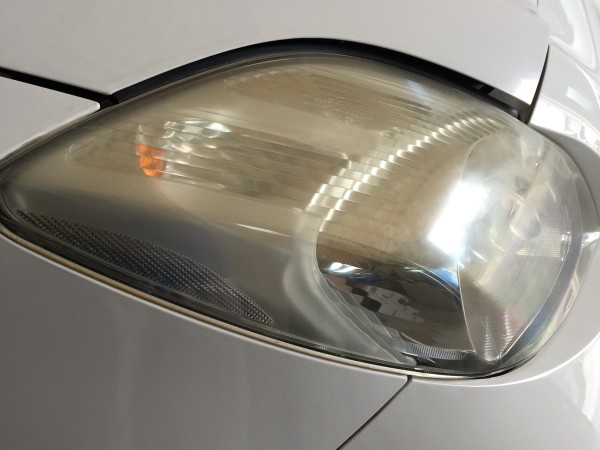 黄ばんだヘッドライト