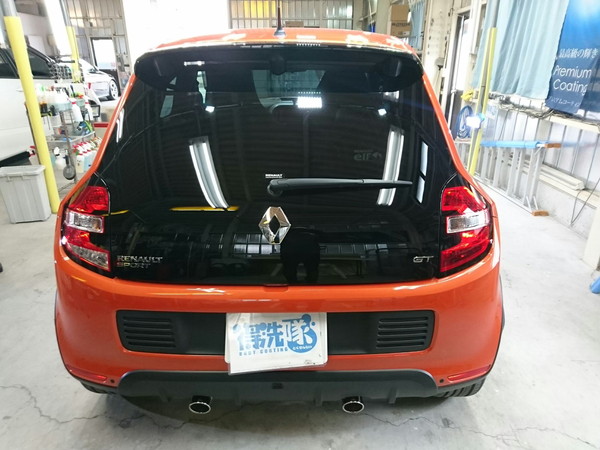 トゥインゴ・プレミアムコーティング後のリアゲート付近