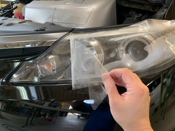 エスティマ・ヘッドライトプロテクションフィルム施工中