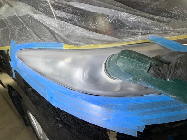 エスティマ・ヘッドライト研磨作業中