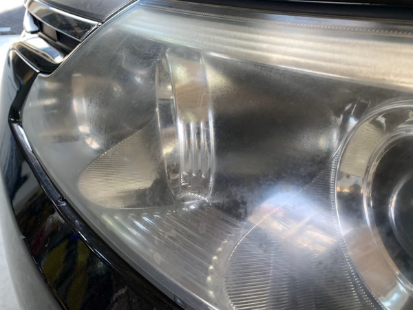 エスティマ・ヘッドライト助手席側1・施工前