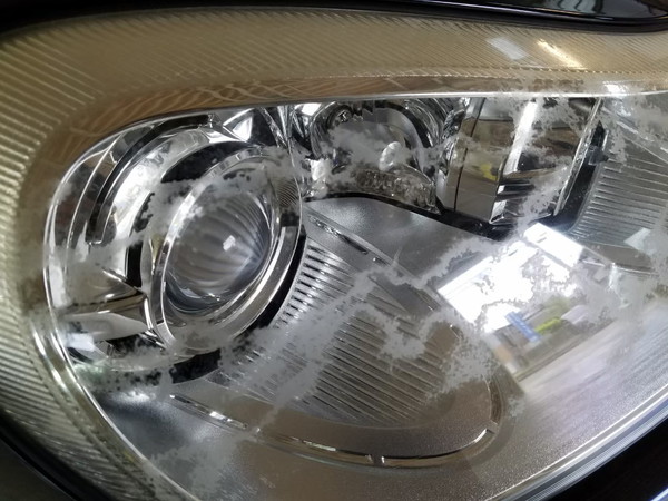 カイエン・ヘッドライト黄ばみ取り＆プロテクションフィルム・4施工前