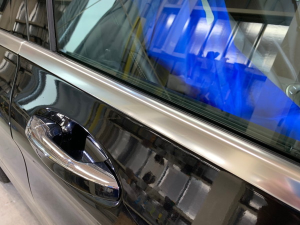 メルセデスベンツC・メッキモール研磨+プロテクションフィルム施工・運転席ドア施工後