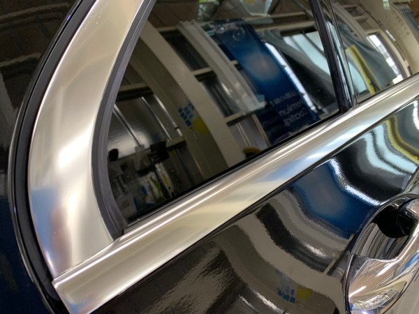 メルセデスベンツC・メッキモール研磨+プロテクションフィルム施工・運転席後ドア施工後