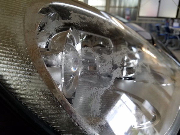 カイエン・ヘッドライト黄ばみ取り＆プロテクションフィルム・3施工前