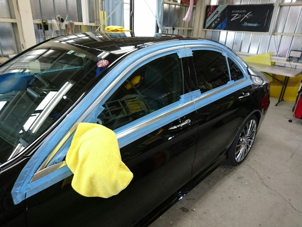 メルセデスベンツC・メッキモール研磨+プロテクションフィルム施工中