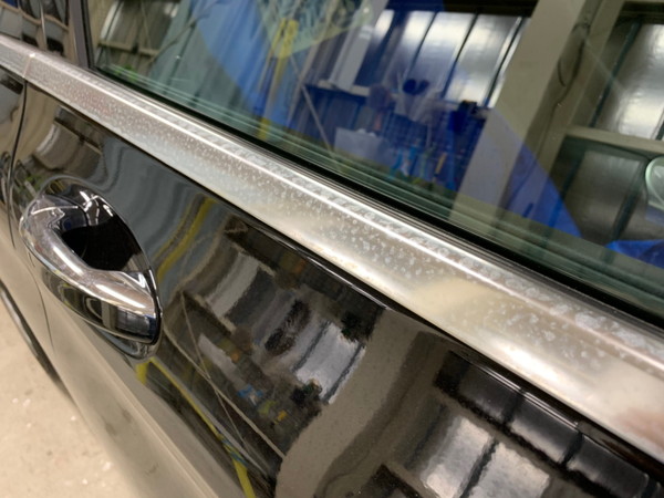 メルセデスベンツC・メッキモール研磨+プロテクションフィルム施工・運転席ドア施工前