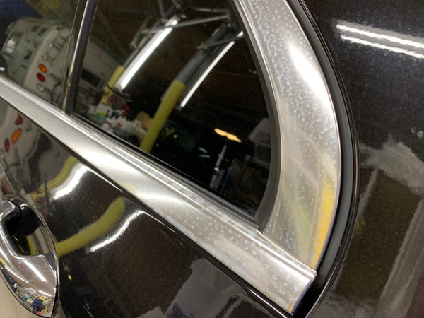 メルセデスベンツC・メッキモール研磨+プロテクションフィルム施工・助手席後ドア施工前