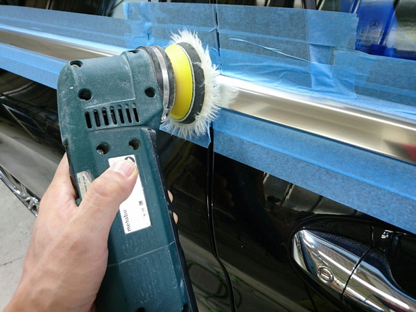 メルセデスベンツC・メッキモール研磨+プロテクションフィルム施工・研磨中2