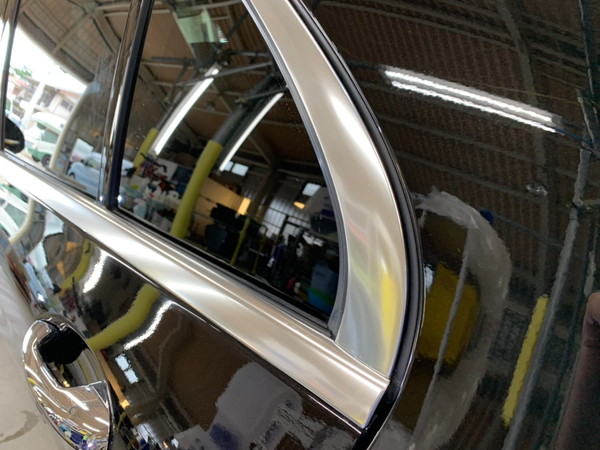 メルセデスベンツC・メッキモール研磨+プロテクションフィルム施工・助手席後ドア施工後