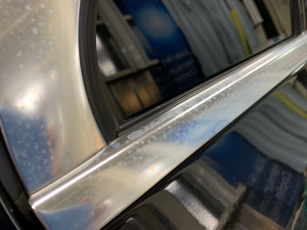 メルセデスベンツC・メッキモール研磨+プロテクションフィルム施工・運転席後ドア施工前