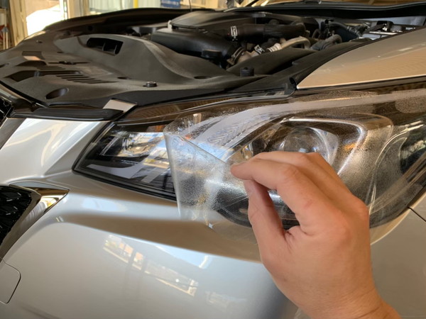 ヘッドライトを黄ばみや飛び石から保護