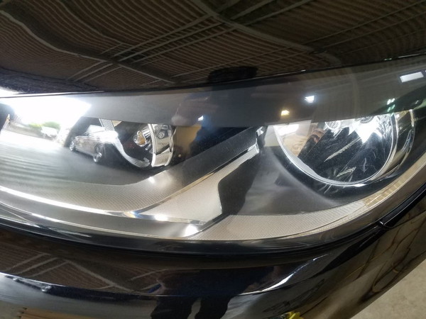 トゥーラン・ヘッドライト磨き+コーティング1研磨後