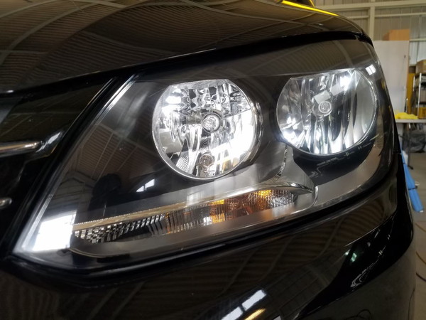 トゥーラン・ヘッドライト磨き+コーティング2研磨後