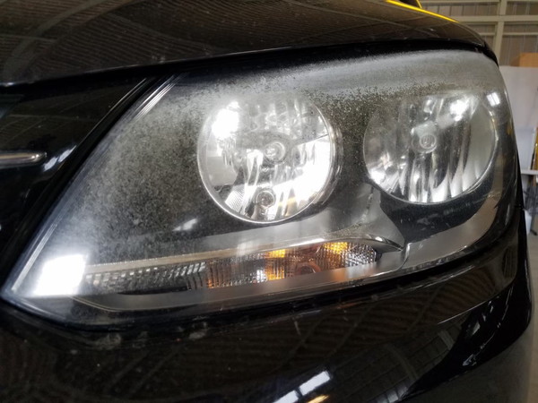 トゥーラン・ヘッドライト磨き+コーティング2研磨前