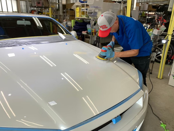 GT-R・ハイモースコート施工中・ボンネット研磨