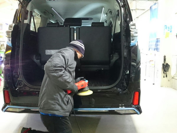 ヴェルファイア・Sプレミアムコーティング施工中・ラゲッジスペース入口