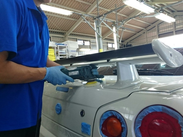 GT-R・ハイモースコート施工中・細部研磨