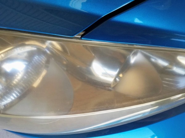 プジョー207・ヘッドライトの黄ばみ取り3作業前