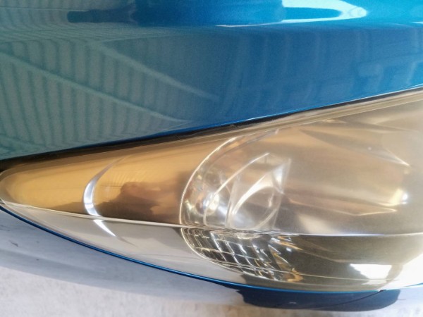 プジョー207・ヘッドライトの黄ばみ取り1作業前