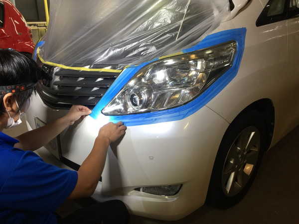 マスキングテープで養生作業