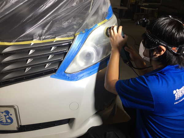 ヘッドライトをサンディングペーパーで研磨