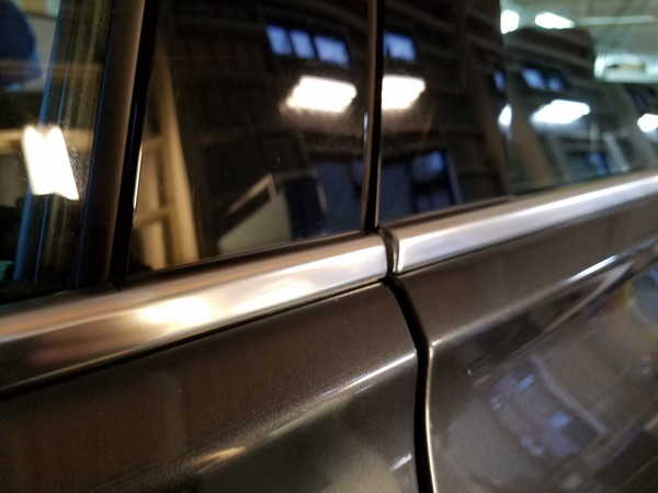 BMW3・窓枠メッキモールクリーニング&コーティング作業後の助手席側ドア下