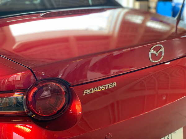 NDロードスター・プレミアムコーティング施工後のリアエンブレム付近