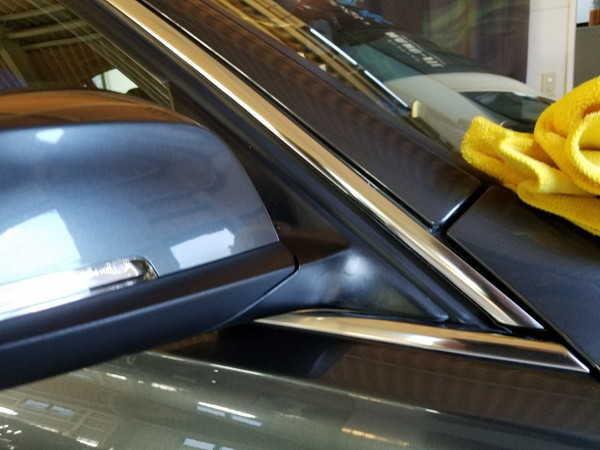 BMW3・窓枠メッキモールクリーニング&コーティング作業後の運転性側ドアミラー付近