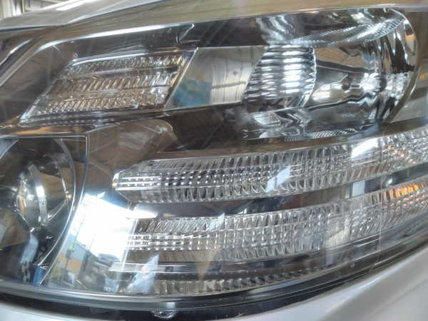 アルファード・ヘッドライト黄ばみ取り作業後