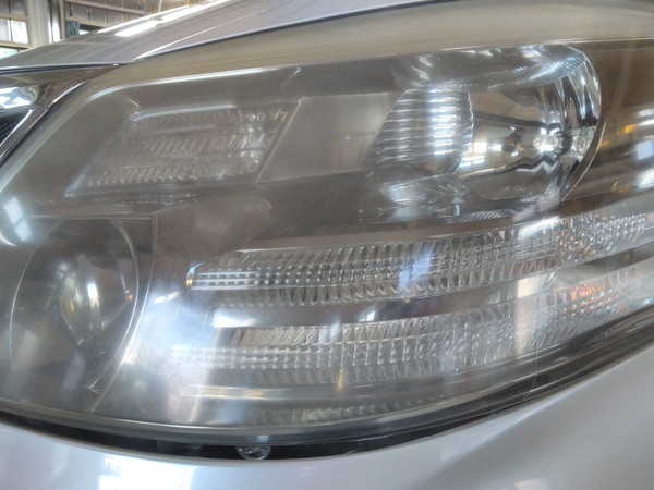 アルファード・ヘッドライト黄ばみ取り前