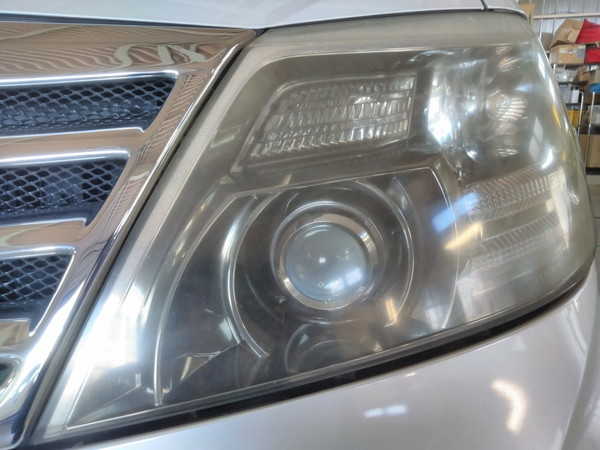 アルファード・ヘッドライト黄ばみ取り作業前