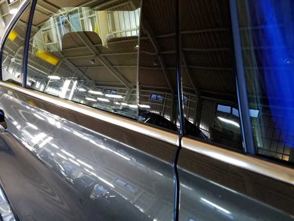 BMW3・窓枠メッキモールクリーニング&コーティング作業後の運転席側ドア下