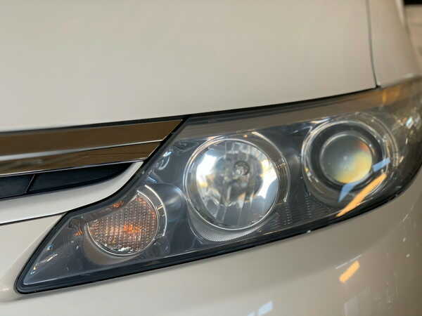 エスティマ・ハイブリッド・ヘッドライトクリーニング後・内側が曇っている