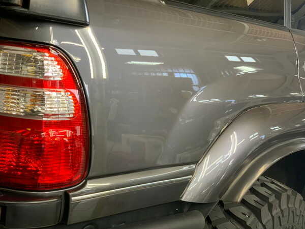 ランドクルーザー(100系)・プレミアムコーティング後の右クォーターパネル付近