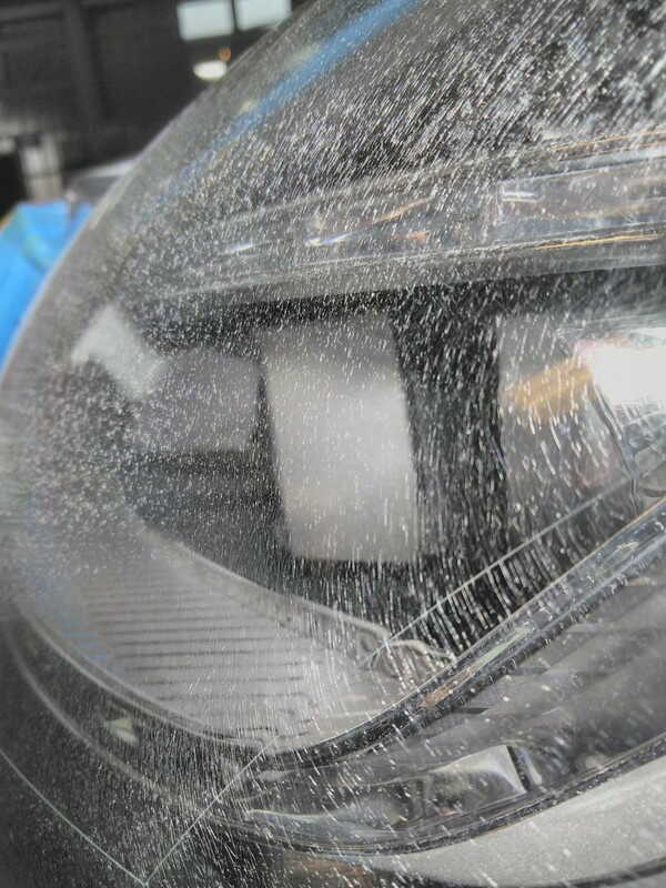 メルセデスベンツcls・ヘッドライトクラック除去前