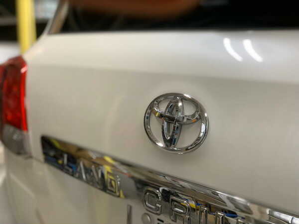 ランドクルーザー(200系)・プレミアムコーティング後のリアエンブレム