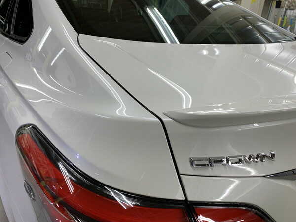 クラウン・sプレミアムコーティング後のリアエンブレム付近