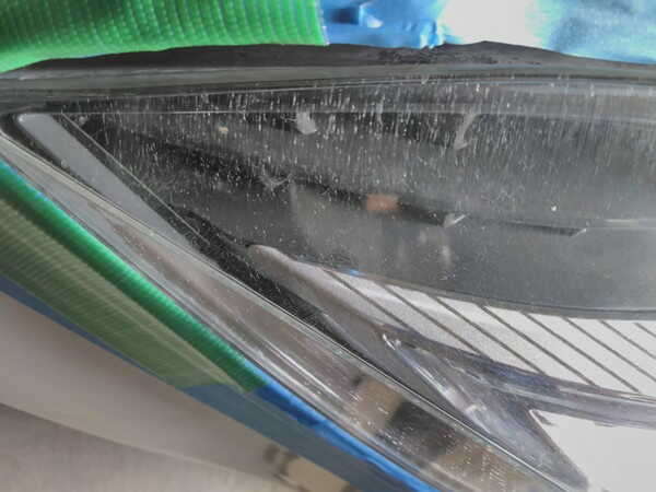 メルセデスベンツcls・ヘッドライトクラック除去前