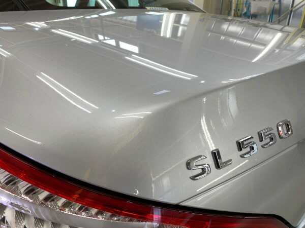 メルセデスベンツsl550・sプレミアムコーティング後のリアエンブレム付近