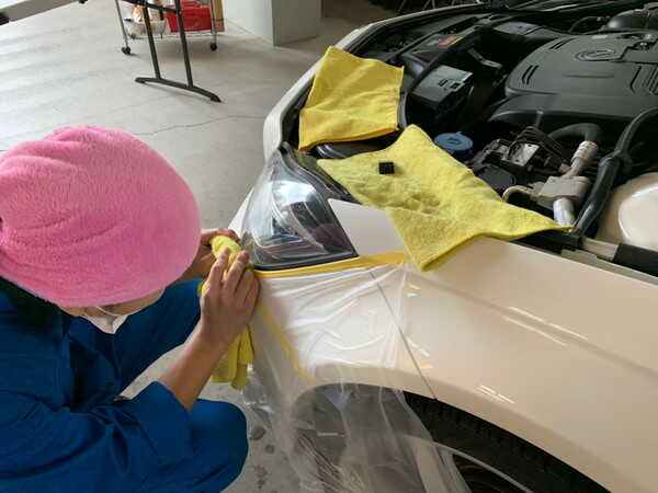 メルセデスベンツCLS・ヘッドライトクラック除去+プロテクションフィルム施工中