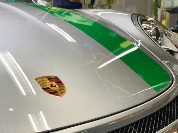 ボンネットをプロテクションフィルムで保護