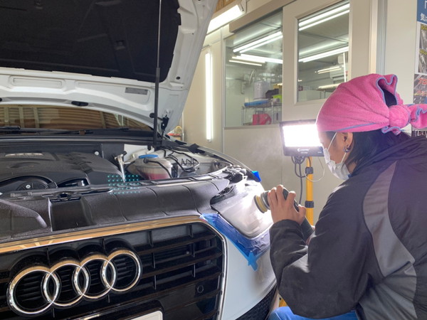アウディA4・ヘッドライトクラック除去+プロテクションフィルム・作業中