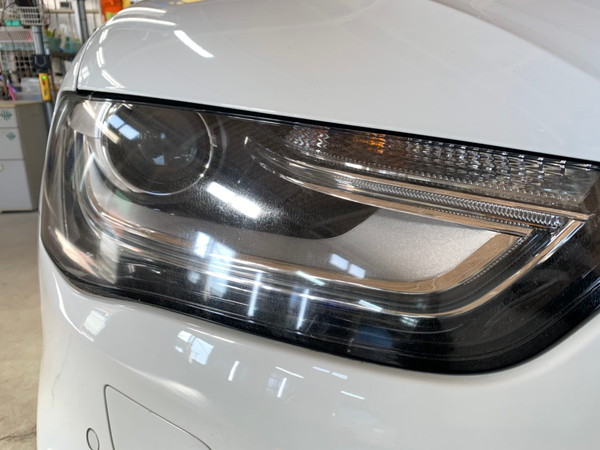 アウディA4・ヘッドライトクラック除去+プロテクションフィルム施工Before